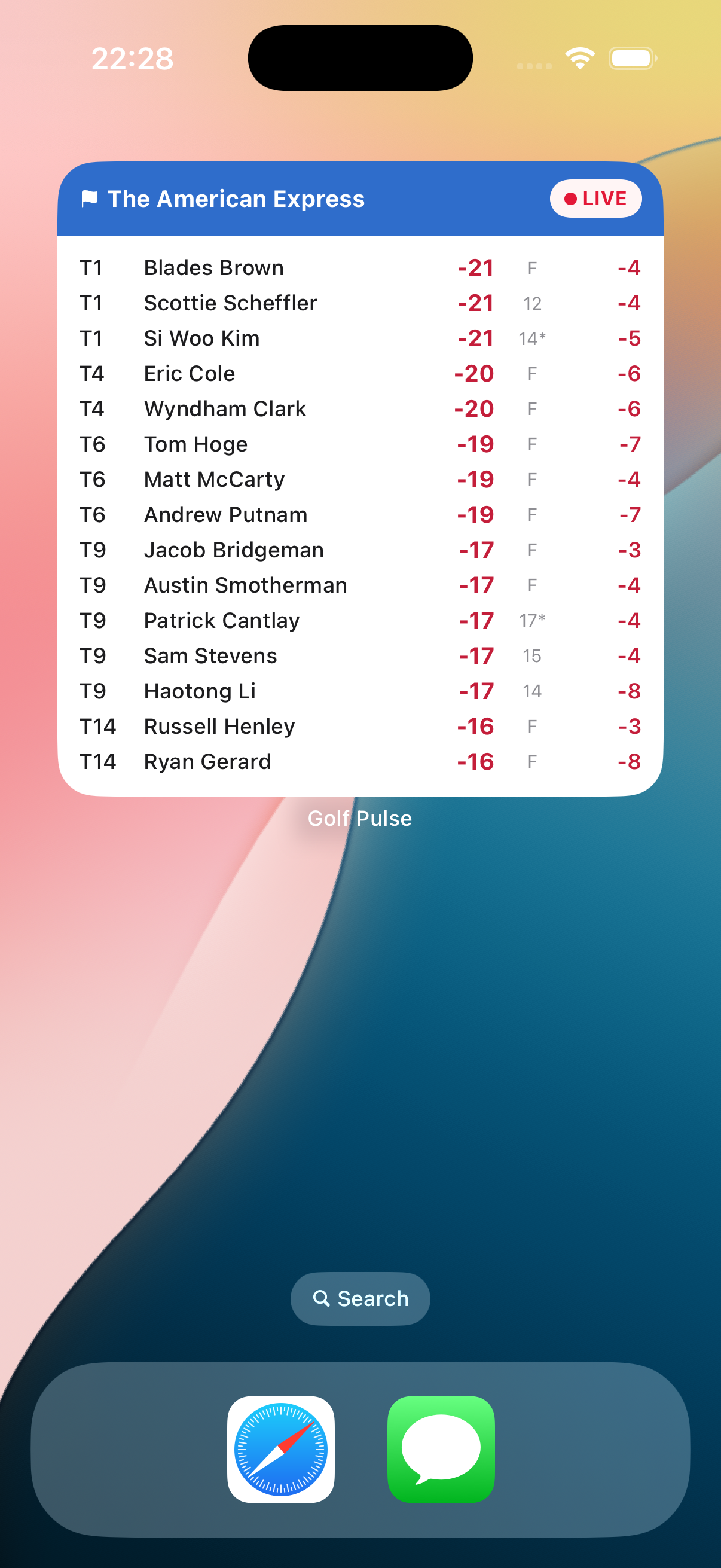 Golf Pulse live activity showing full leaderboard on Lock Screen